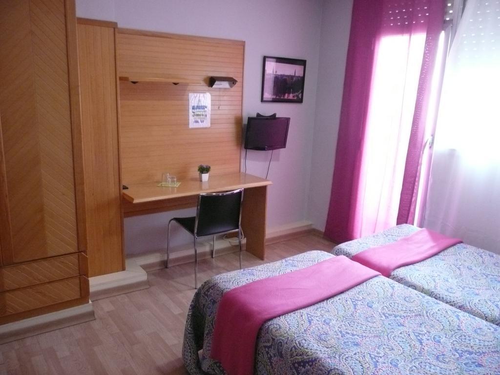 Pension Cinco Villas Logrono Room photo